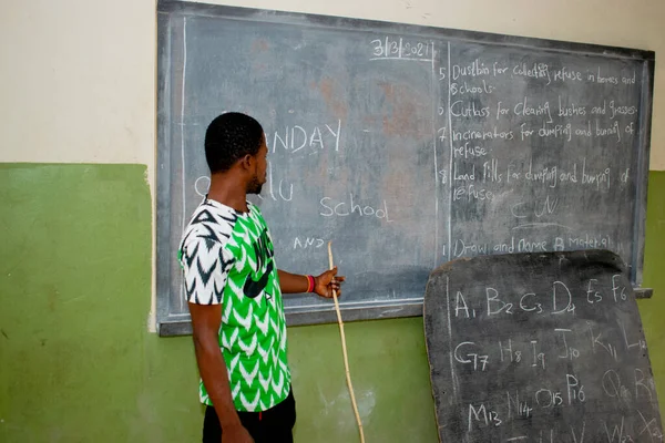 Opialu État Benue Nigéria Mars 2021 Enseignant Africain Enseigne Anglais — Photo