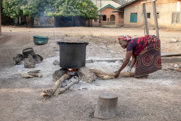 ベニュー州オピアル2021年3月6日 農村環境で薪料理をする中年アフリカ女性の笑顔 — ストック写真