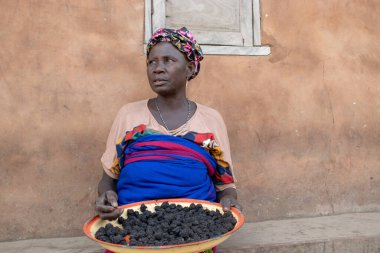 Opialu, Benue State - 6 Mart 2021: Orta yaşlı Afrikalı Kadın Sabah İşleri