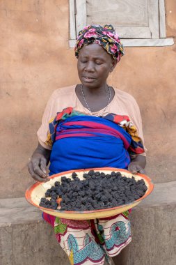 Opialu, Benue State - 6 Mart 2021: Orta yaşlı Afrikalı Kadın Sabah İşleri