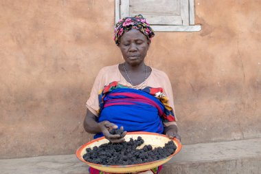 Opialu, Benue State - 6 Mart 2021: Orta yaşlı Afrikalı Kadın Sabah İşleri