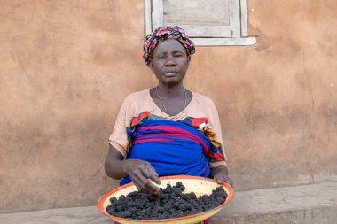 Opialu, Benue State - 6 Mart 2021: Orta yaşlı Afrikalı Kadın Sabah İşleri