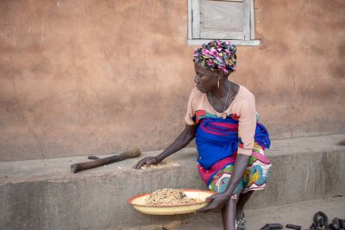 Opialu, Benue State - 6 Mart 2021: Orta yaşlı Afrikalı Kadın Sabah İşleri