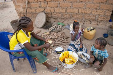 Opialu, Benue State - 6 Mart 2021: Afrikalı Çocuklar anneleriyle Yam yiyor