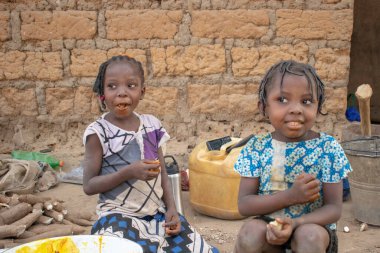 Opialu, Benue State - 6 Mart 2021: Afrikalı Çocuklar Yam yiyor