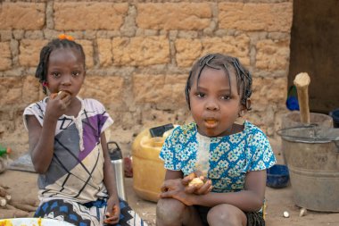 Opialu, Benue State - 6 Mart 2021: Afrikalı Çocuklar Yam yiyor