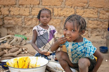 Opialu, Benue State - 6 Mart 2021: Afrikalı Çocuklar Yam yiyor