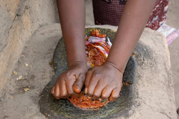 奥皮亚卢 贝努州 2021年3月6日 非洲妇女用手在当地磨坊 上捣碎泥屋附近的梅子 — 图库照片