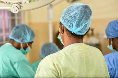 Jos, Plato Eyaleti - 5 Mayıs 2021: Bir Tıp Tiyatrosu 'nda Afrika Cerrahı Acil Oturuma Hazırlanıyor. Önlüklü Doktor