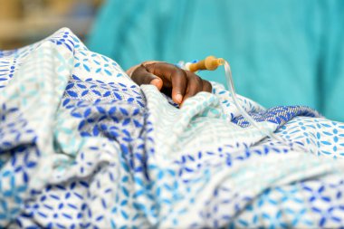 Jos, Plato Eyaleti - 5 Mayıs 2021: Bir Tıp Tiyatrosu 'nda Afrika Cerrahı Acil Oturuma Hazırlanıyor. Önlüklü Doktor