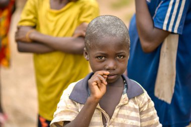 Abuja, Nijerya - Haziran 2023: Afrikalı Çocuk Portresi. Afrikalı çocuklarla rastgele samimi anlar.