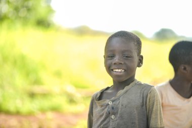 Abuja, Nijerya - Haziran 2023: Afrikalı Çocuk Portresi. Afrikalı çocuklarla rastgele samimi anlar.