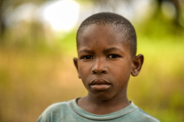 Abuja, Nijerya - Haziran 2023: Afrikalı Çocuk Portresi. Afrikalı çocuklarla rastgele samimi anlar.