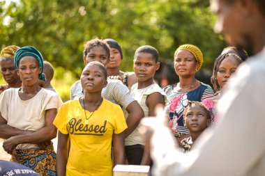 Talata, Plato Eyaleti - Haziran 2023: Yeni İnşa Edilen Hint El Pompası yakınında duran Toplum Üyeleri