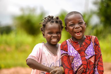 Abuja, Nijerya - Haziran 2023: Afrikalı Çocukların Portresi. Afrikalı çocuklarla rastgele samimi anlar.