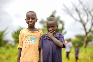 Abuja, Nijerya - Haziran 2023: Afrikalı Çocukların Portresi. Afrikalı çocuklarla rastgele samimi anlar.