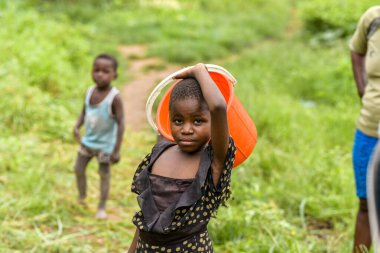 Abuja, Nijerya - Haziran 2023: Afrikalı Çocukların Portresi. Afrikalı çocuklarla rastgele samimi anlar.