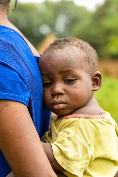 Abuja Nigeria June 2023 African Woman Plated Hair Holding Baby — Stock Photo, Image