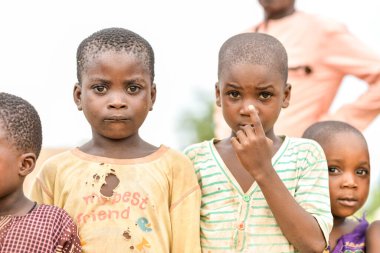 Abuja, Nijerya - Haziran 2023: Afrikalı Çocukların Portresi. Afrikalı çocuklarla rastgele samimi anlar.