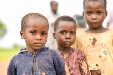 Abuja, Nijerya - Haziran 2023: Afrikalı Çocukların Portresi. Afrikalı çocuklarla rastgele samimi anlar.