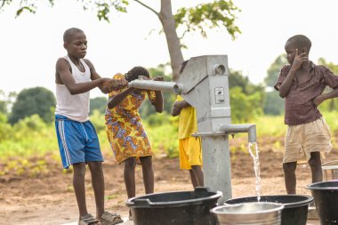 Talata, Plato Eyaleti - 2 Nisan 2023: Yeni İnşa Edilen Hint El Pompasından Su Getiren Yerli Afrikalı Çocuklar. Topluluk Üyeleri Yurtiçi Kullanım İçin Su Getiriyorlar.