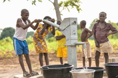 Talata, Plato Eyaleti - 2 Nisan 2023: Yeni İnşa Edilen Hint El Pompasından Su Getiren Yerli Afrikalı Çocuklar. Topluluk Üyeleri Yurtiçi Kullanım İçin Su Getiriyorlar.