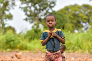 Abuja, Nijerya - Haziran 2023: Afrikalı Çocuk Portresi. Afrikalı çocuklarla rastgele samimi anlar.