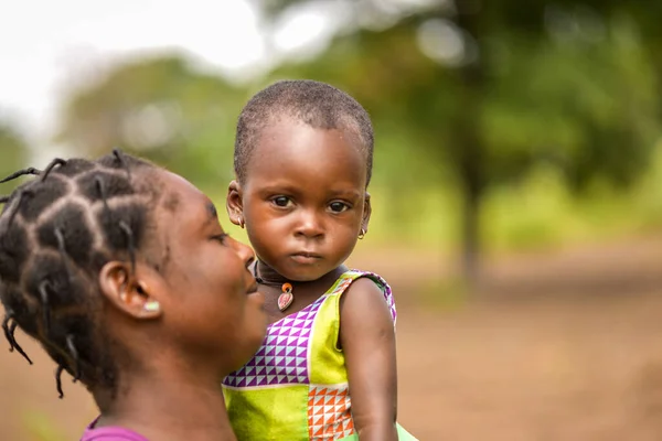 アブジャ ナイジェリア 2023年6月20日 赤ん坊の少女を抱いているめっきされた髪のアフリカの女性 — ストック写真