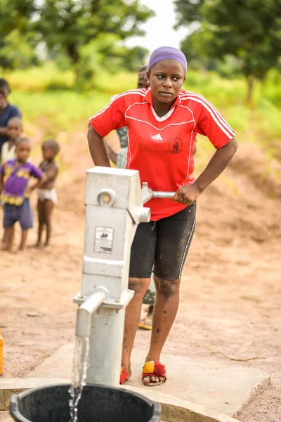 Talata Plateau State April 2023 Ursprunglig Afrikansk Kvinna Hämta Vatten — Stockfoto