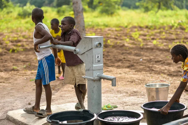 Talata Plateau State April 2023 Infödda Afrikanska Barn Hämta Vatten — Stockfoto