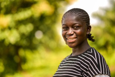 Abuja Nijerya - 20 Haziran 2023: Kaplama saçlı Afrikalı Kadın