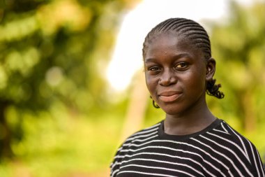 Abuja Nijerya - 20 Haziran 2023: Kaplama saçlı Afrikalı Kadın