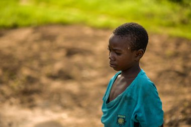 Abuja, Nijerya - Haziran 2023: Afrikalı Çocuk Portresi. Afrikalı çocuklarla rastgele samimi anlar.