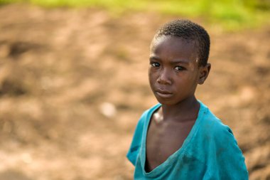 Abuja, Nijerya - Haziran 2023: Afrikalı Çocuk Portresi. Afrikalı çocuklarla rastgele samimi anlar.