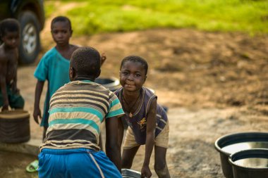 Talata, Plato Eyaleti - Haziran 2023: Yeni İnşa Edilen Hint El Pompasından Su Getiren Afrikalı Çocuklar. Topluluk Üyeleri Yurtiçi Kullanım İçin Su Getiriyorlar.