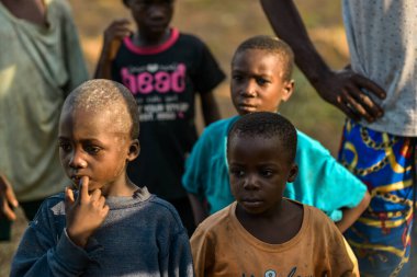 Abuja, Nijerya - Haziran 2023: Afrikalı Çocukların Portresi. Afrikalı çocuklarla rastgele samimi anlar.