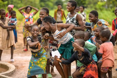 Talata, Plato Eyaleti - Haziran 2023: Yeni İnşa Edilen Hint El Pompası yakınında duran Toplum Üyeleri