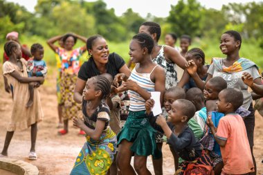 Talata, Plato Eyaleti - Haziran 2023: Yeni İnşa Edilen Hint El Pompası yakınında duran Toplum Üyeleri