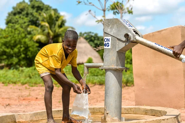 Talata Plateau State Juni 2023 Afrikanska Pojkar Hämta Vatten Från — Stockfoto