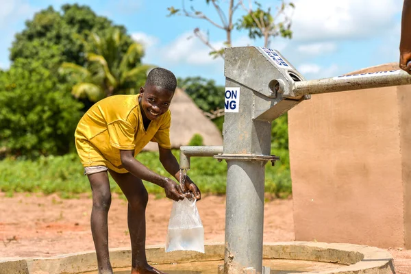 Talata Plateau State Juni 2023 Afrikanska Pojkar Hämta Vatten Från — Stockfoto