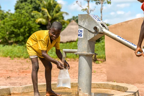 Talata Plateau State Ιούνιος 2023 African Boys Fetching Water Από — Φωτογραφία Αρχείου