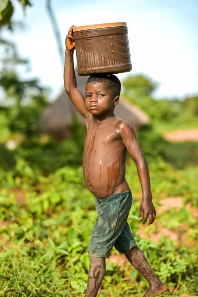 プラトー州タラタ 2023年6月 新しく建てられたインドのハンドポンプから水を運ぶアフリカの少年 家庭用水を取得するコミュニティメンバー — ストック写真