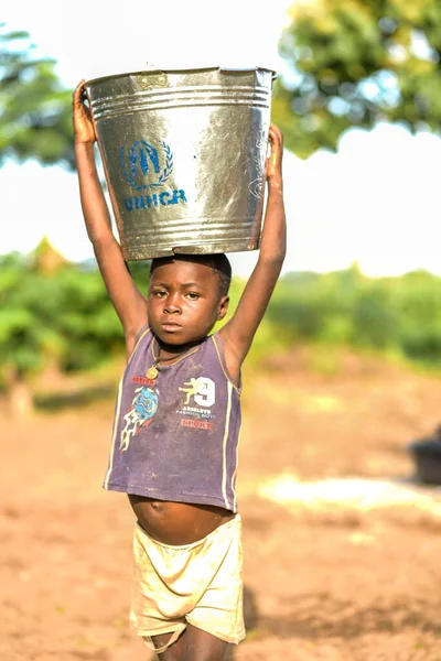 Talata, Plato Eyaleti - Haziran 2023: Yeni İnşa Edilen Hint El Pompasından su taşıyan Afrikalı Çocuk. Topluluk Üyeleri Yurtiçi Kullanım İçin Su Getiriyorlar.