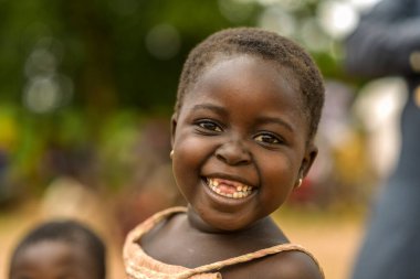 Abuja, Nijerya - Haziran 2023: Afrikalı Çocuk Portresi. Afrikalı çocuklarla rastgele samimi anlar.
