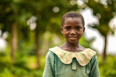 Abuja, Nijerya - Haziran 2023: Afrikalı Çocuk Portresi. Afrikalı çocuklarla rastgele samimi anlar.