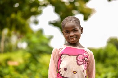 Abuja, Nijerya - Haziran 2023: Afrikalı Çocuk Portresi. Afrikalı çocuklarla rastgele samimi anlar.