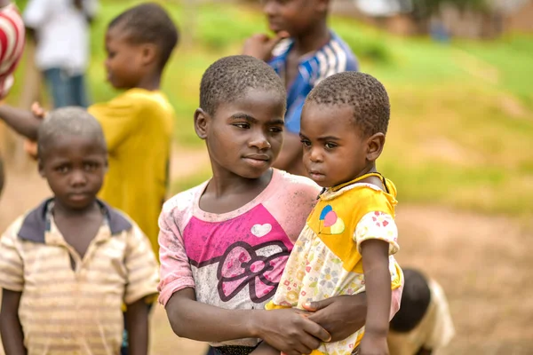 塔拉塔 高原州 2023年6月 非洲儿童肖像 非洲儿童的随机糖果时刻 — 图库照片