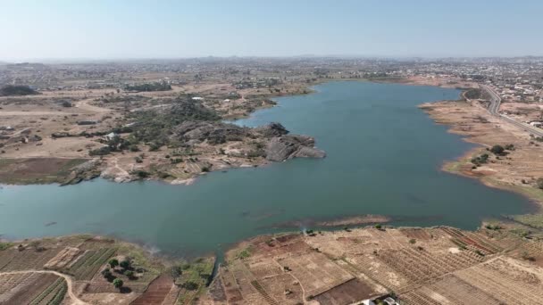 Istituzione Drone Colpo Autostrada Africana Centro Città Lago Naturale Una — Video Stock