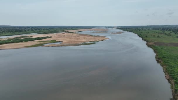 在空中俯瞰被森林环绕的大型水体 洪水道 非洲沙滩 西非卡斯蒂纳 阿拉河 — 图库视频影像