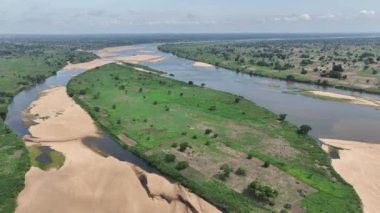 Ormanla çevrili Büyük Su Vücut 'un insansız hava aracı görüntüsü. Su yolunu boşaltın. Afrika Kum Sahili. Batı Afrika 'daki Kastina-Ala Nehri